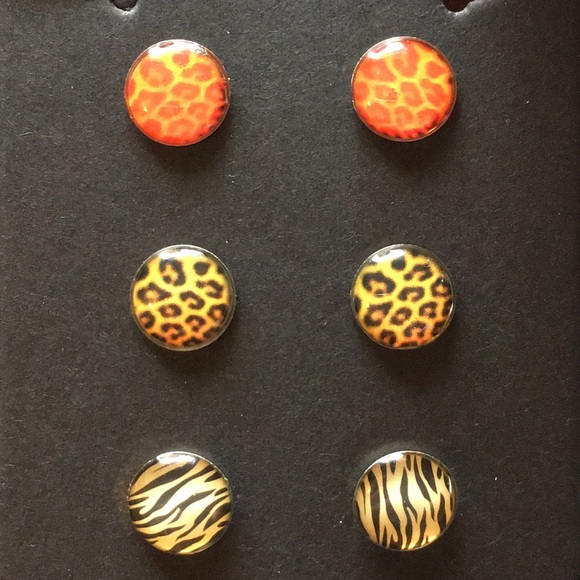 3 Pairs of Stud Earrings - Picture 6 of 6